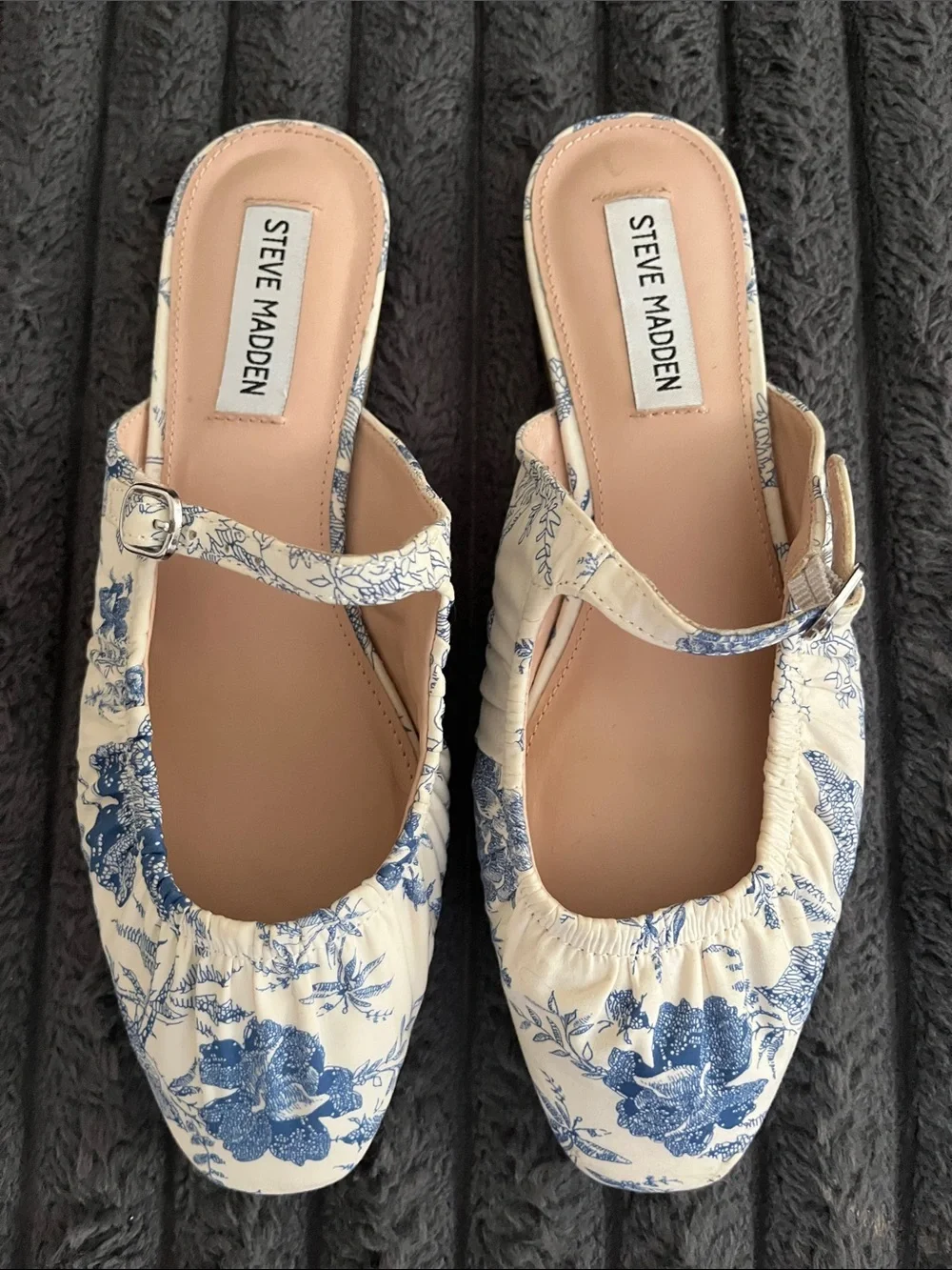 Steve Madden Women's Cream and Blue Floral Mary Jane Flats 🥿